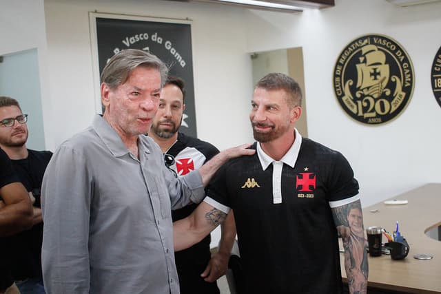 Torcida do Vasco critica Pedrinho e presidente apaga publicação; entenda