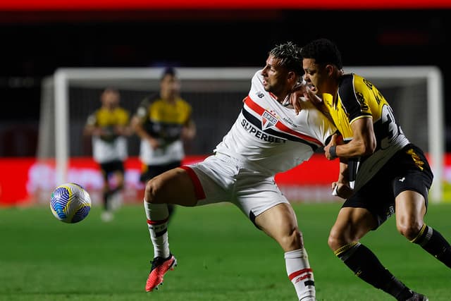 São Paulo visita o Criciúma após 10 anos, buscando entrar no G4