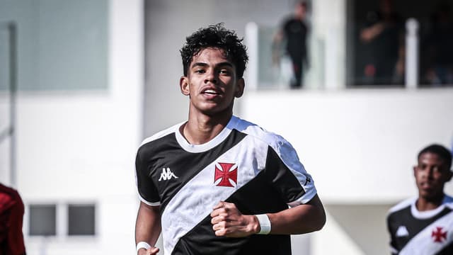 Vasco renova com atacante e impõe multa de R$ 360 milhões