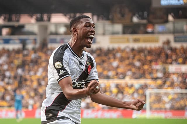 Vasco negocia Rayan com o Lyon, clube co-irmão do Botafogo