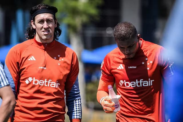 Cássio deixa treino com dores e vira preocupação no Cruzeiro