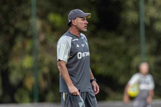 Milito tem dor de cabeça ‘boa’ para decidir substituto de Bernard; veja opções