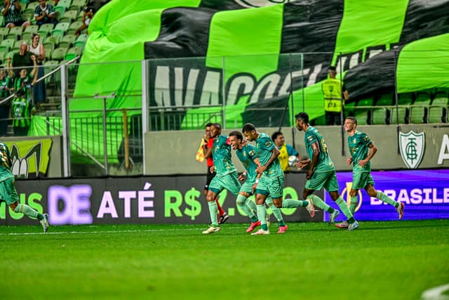 De virada, América vence o Coritiba e sonha com o acesso na Série B