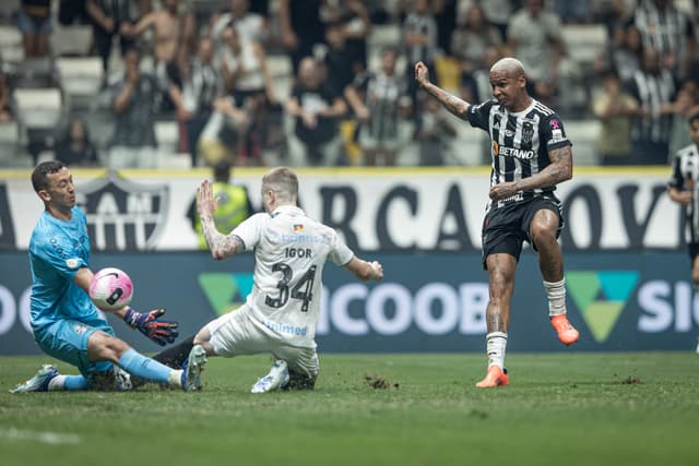 Deyverson provoca Marchesín e treta com Reinaldo em Atlético x Grêmio; veja
