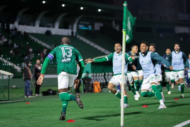 Guarani quebra tabu no derby e volta a acreditar em permanência