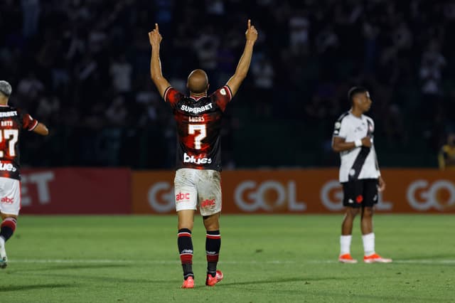 Com show de Lucas, São Paulo atropela o Vasco em Campinas