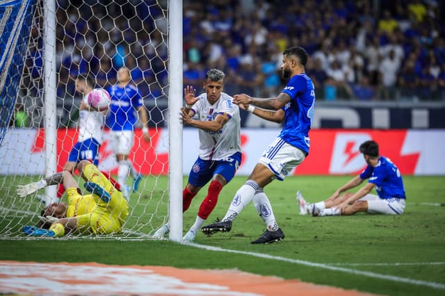 Com polêmica, Bahia busca empate contra o Cruzeiro no Mineirão