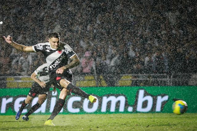 Vasco x Atlético: VAR mudou de ideia na marcação de pênalti na Copa do Brasil