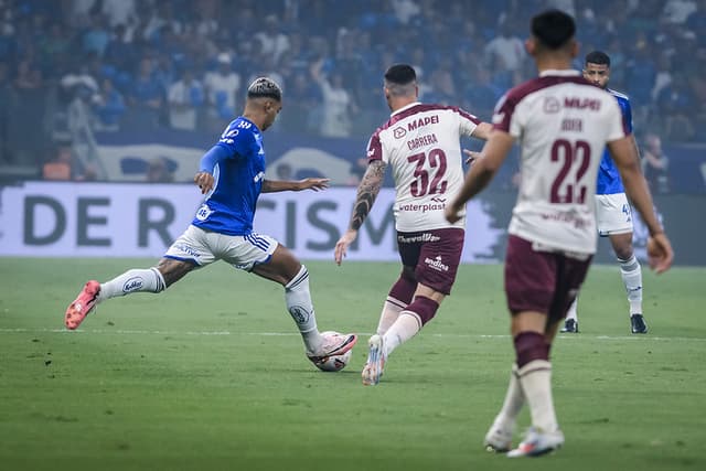 Sob vaias e sinalizadores, Cruzeiro só empata com o Lanús na Sul-Americana