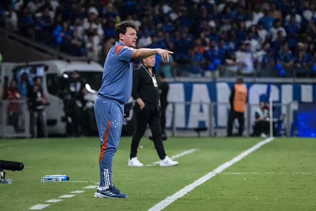 CEO do Cruzeiro se posiciona sobre futuro de Fernando Diniz no clube