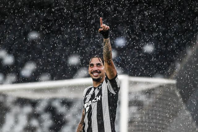 Jogador do Botafogo quer ganhar o Prêmio Puskas; veja o lance