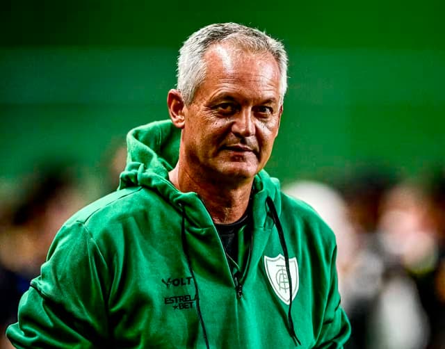 Técnico do América provoca torcida do Sport e alfineta presidente
