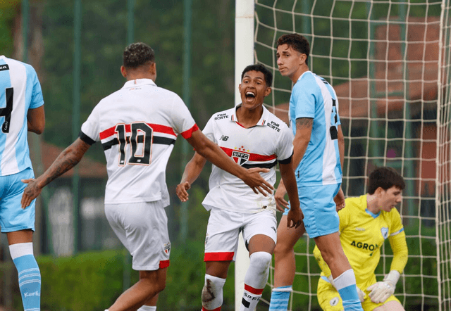 São Paulo renova com jovem atacante; multa é de quase 400 milhões