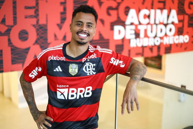 Torcida do Flamengo detona volante após derrota para o Fluminense; veja reações