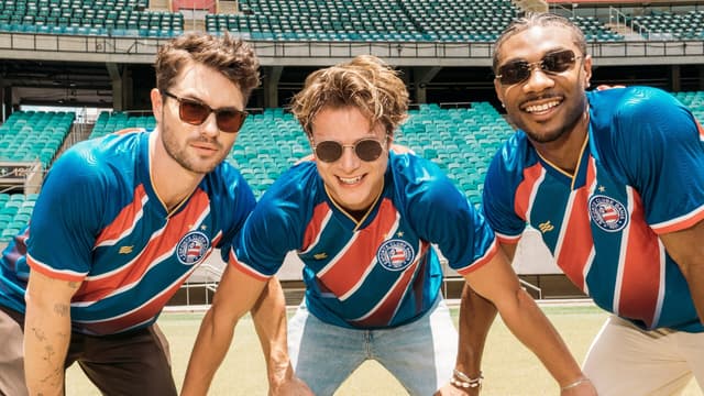 Atores da Netflix dançam com camisa do Bahia na Fonte Nova; confira