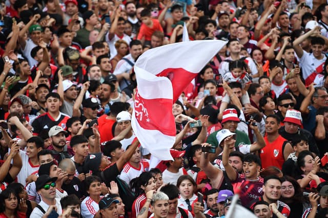 Torcida do River Plate faz festa em apoio antes de decisão contra o Atlético