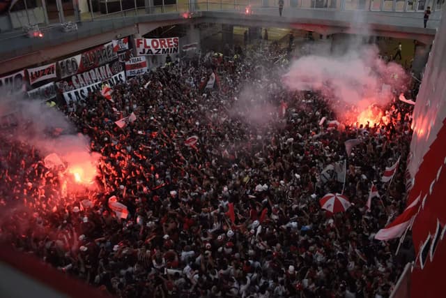 Torcida do River cria atmosfera de ‘guerra’ para jogo contra o Galo