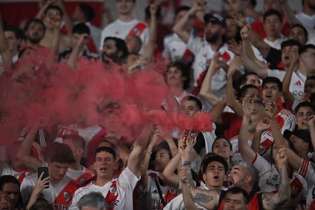 Espetáculo: Torcida do River Plate faz festa contra o Atlético; veja vídeo