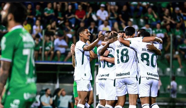 Série B: Goiás atropela a Chapecoense fora de casa