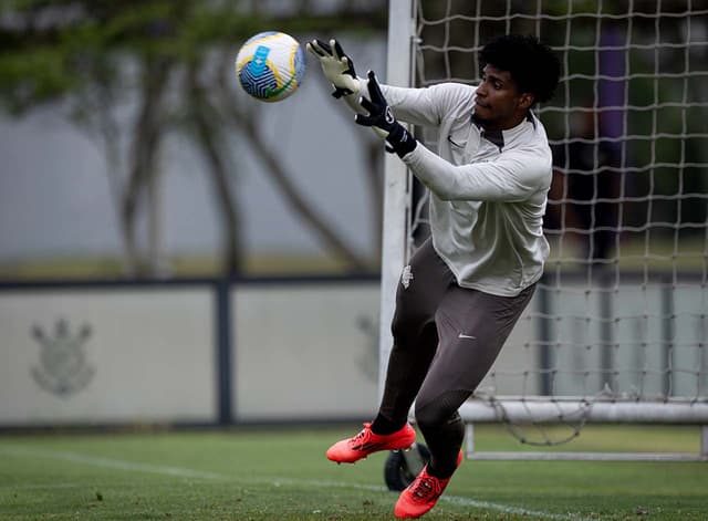 Corinthians quer partir para Justiça contra Flamengo para ter Hugo Souza