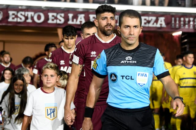 Lanús age nos bastidores e Diniz tem motivos para se preocupar