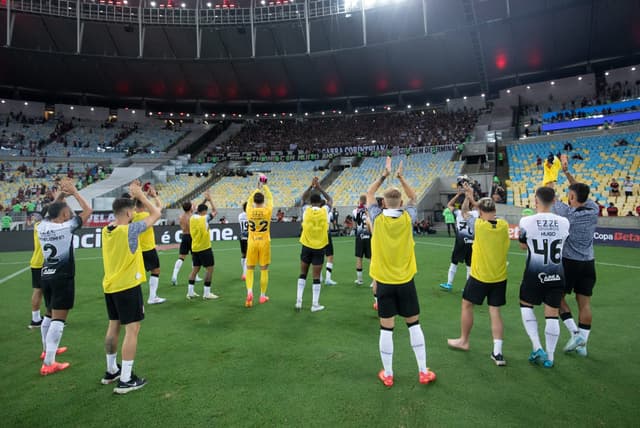 Jogadores do Corinthians são flagrados em boate no RJ