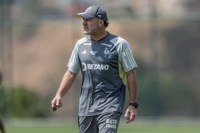 Milito terá que fazer mágica para escalar Galo contra o Leão; entenda