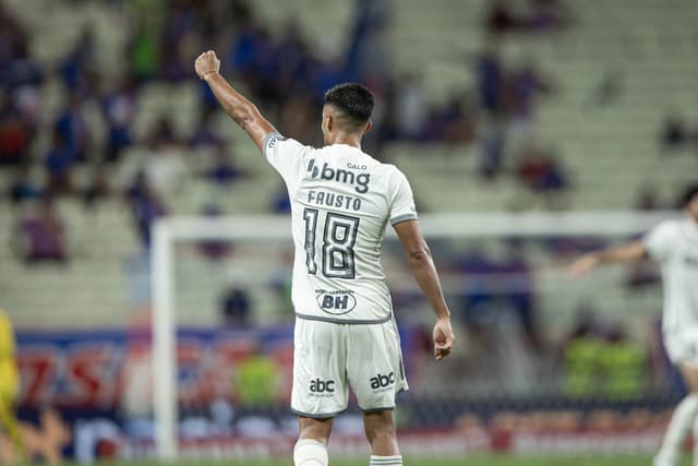 Vera deixou o Corinthians para pedir passagem no time titular do Galo