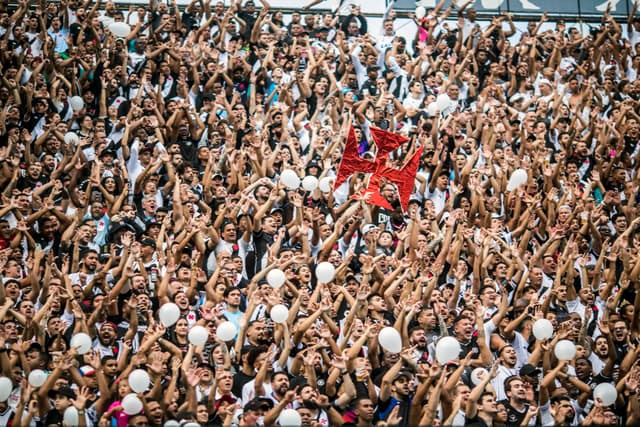 Torcida do Vasco marca presença em treino aberto e manda recado: ‘É guerra’