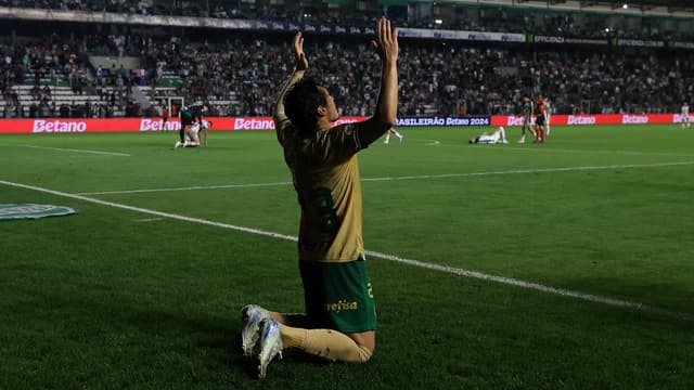 Raphael Veiga supera melhores meias do mundo na década