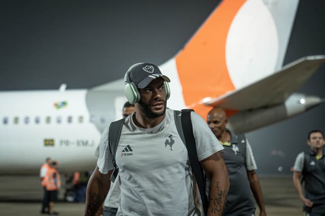 Hulk age de forma inusitada e pede apoio de torcida argentina