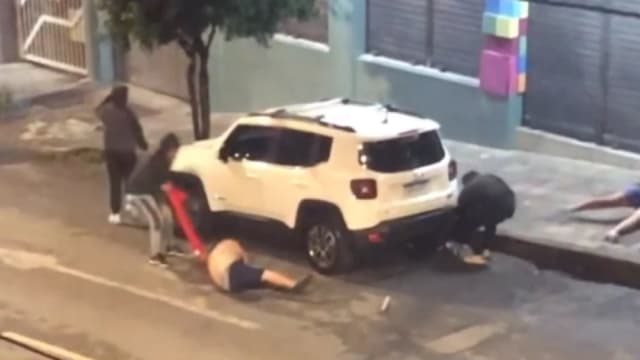 Torcedores de Atlético e River se confrontam em Divinópolis; veja vídeo