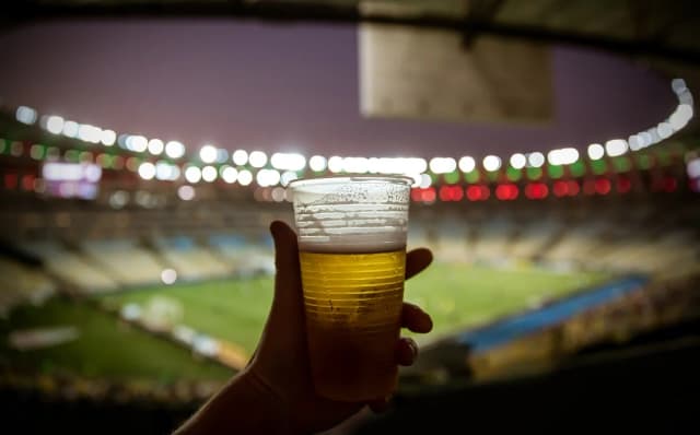 Comercialização de cerveja no estádios brasileiros está ameaçada