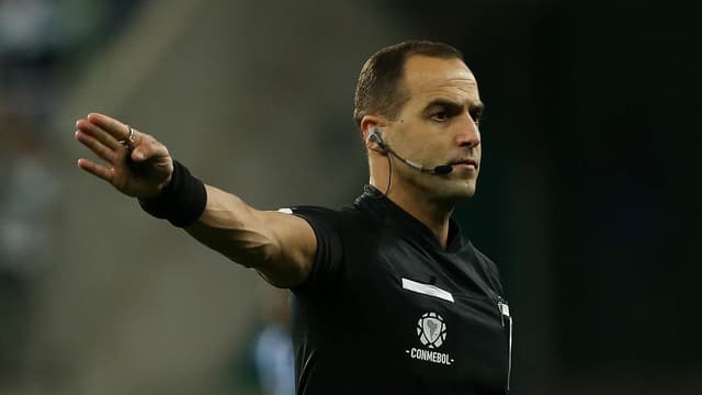 Árbitro de Cruzeiro x Racing cometeu erro grave em jogo da Seleção
