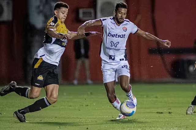 Criciúma e Vitória fazem duelo de aflitos contra o rebaixamento