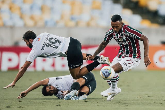 Com polêmicas e gol no último lance, Fluminense e Grêmio empatam no Brasileirão