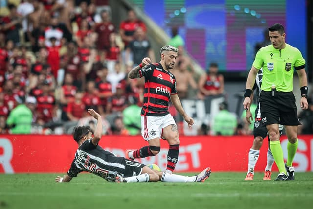 Flamengo vence Atlético-MG no jogo de ida da final da Copa do Brasil