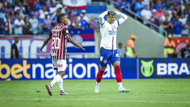 Torcida do Bahia se reune com jogadores após derrota para o São Paulo
