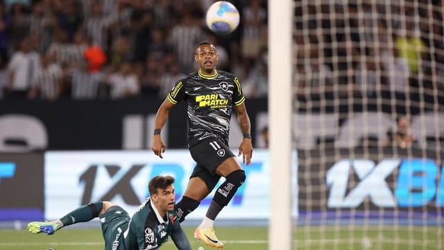 Botafogo atropela o Vasco em show no Nilton Santos