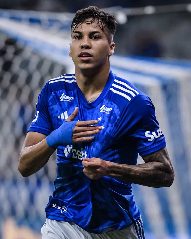 Cruzeiro vence Criciúma e segue na luta pelo G6 do Brasileirão