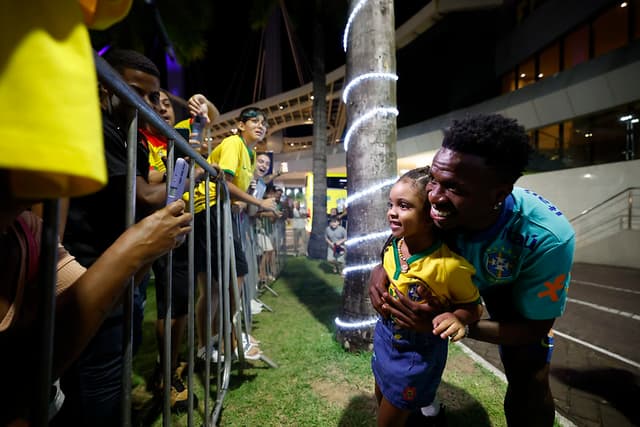 Seleção é recebida por torcida em Salvador; confira imagens