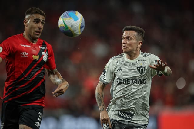 Atlético-MG e Athletico-PR fazem jogo intenso em partida atrasada do Brasileirão 2024