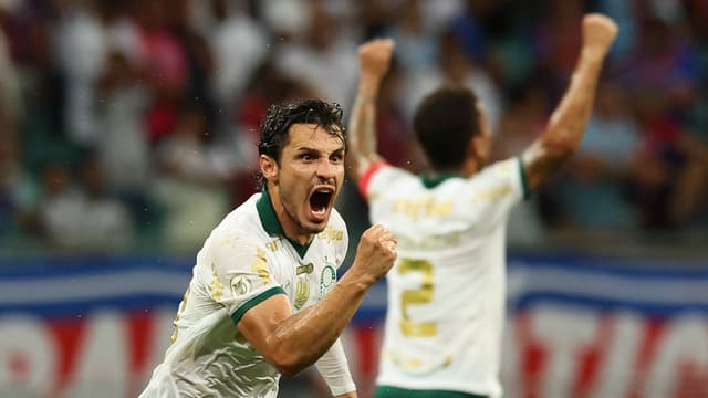 Na marra, Palmeiras vira contra o Bahia e se aproxima da líderança