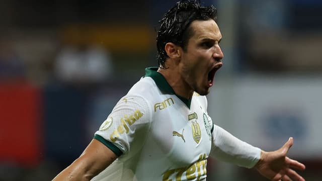 Veiga, do Palmeiras, supera os melhores meias do mundo em estatística
