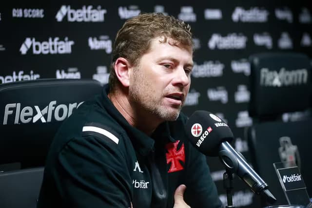 Vasco sonda três técnicos estrangeiros para 2025, veja nomes