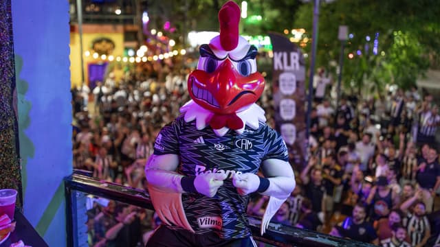 Mascote do Atlético é enquadrado pela polícia na Argentina; assista