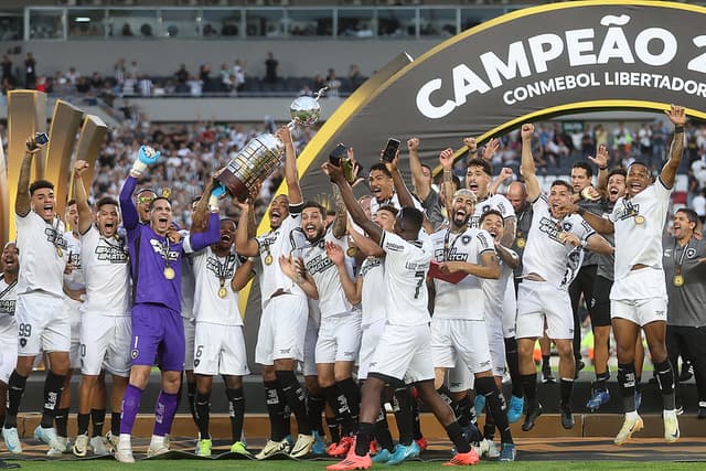 Botafogo conquista seu primeiro título da Libertadores ao vencer Atlético-MG por 3 a 1 em final histórica