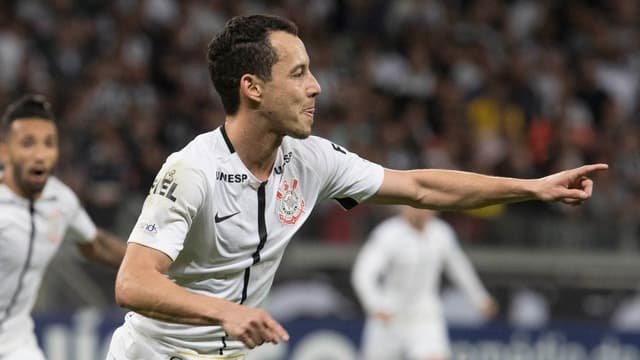 Ex-Corinthians afirma ser melhor que Arrascaeta, Veiga e Paquetá