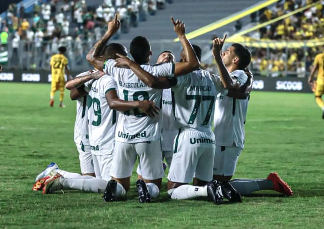 Goiás goleia o Amazonas e segue com chances de subir para a Série A