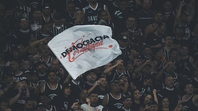 Torcida do Corinthians provoca o Palmeiras com mosaico; veja